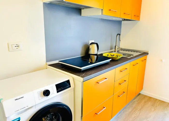 Beachside Apartment With Balcony *