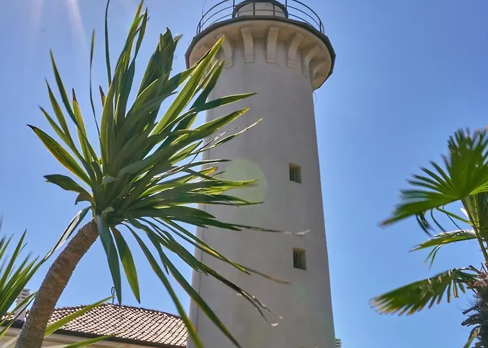 Beachside Apartment With Balcony *
